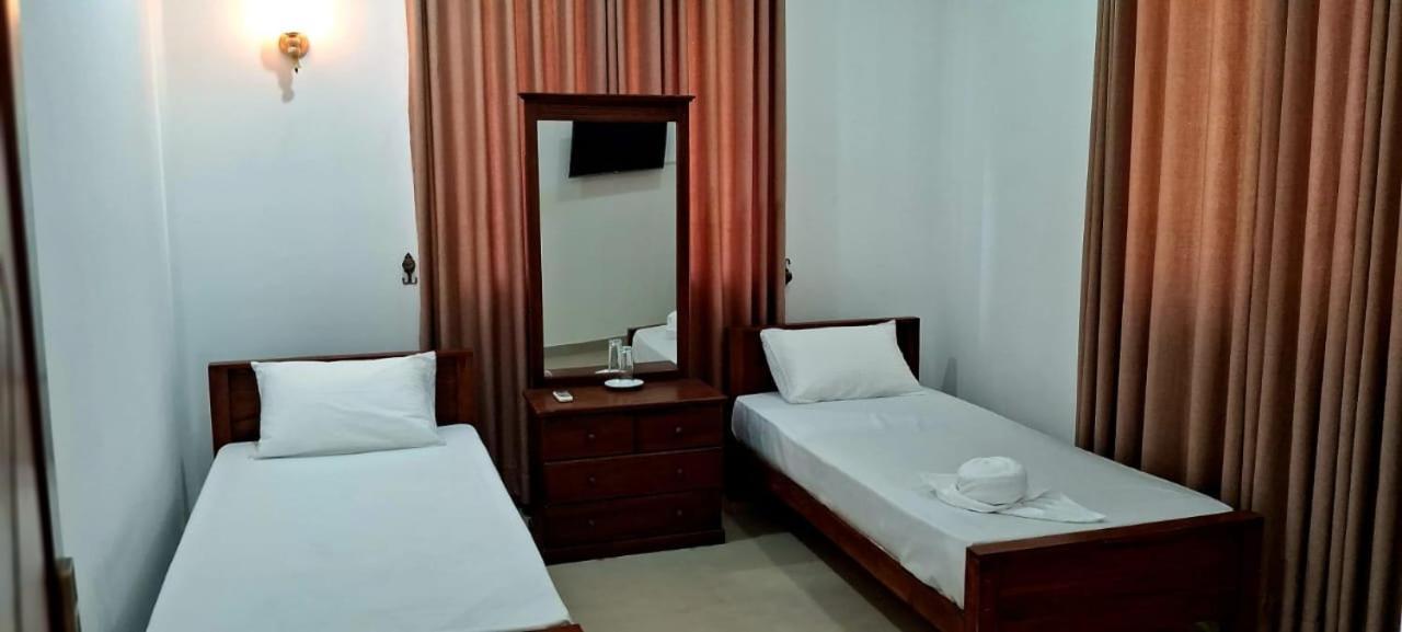 Urban Breeze Hotel Kundasale Exterior photo